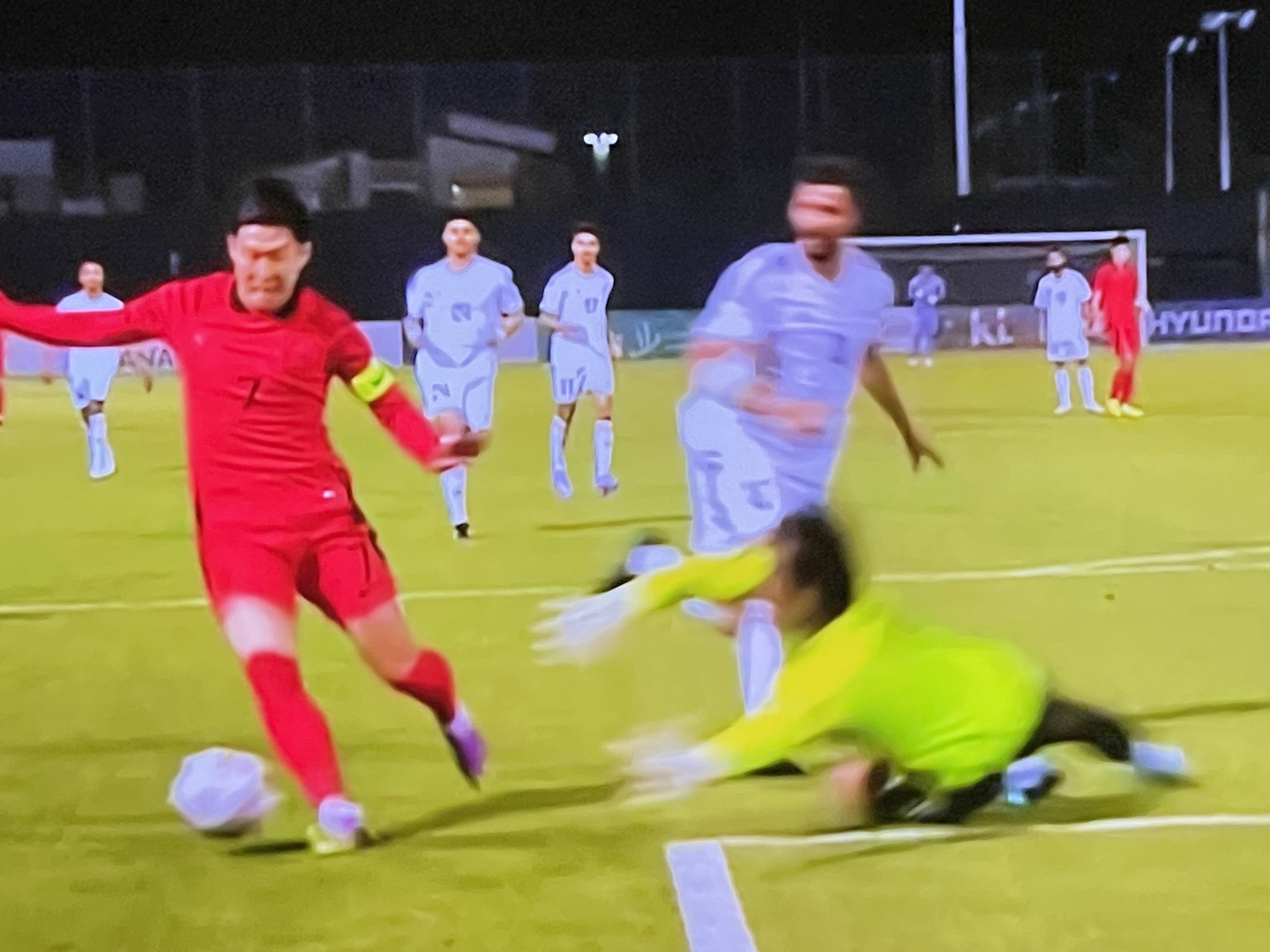 손흥민선수와 이라크 골키퍼선수 경기모습