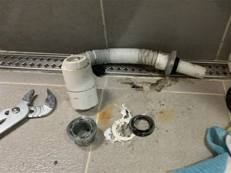 세면기 배수 트랩을 분해해놓은 모습. 이물질이 쌓여 부패한 걸 볼수 있다.