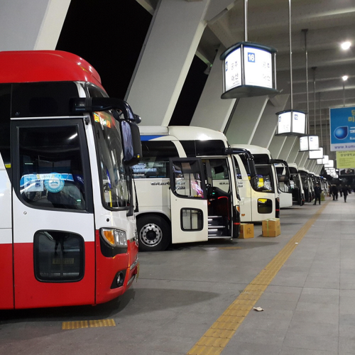 전용 가방에 넣은 접이식 자전거와 고속버스 하부 적재 공간