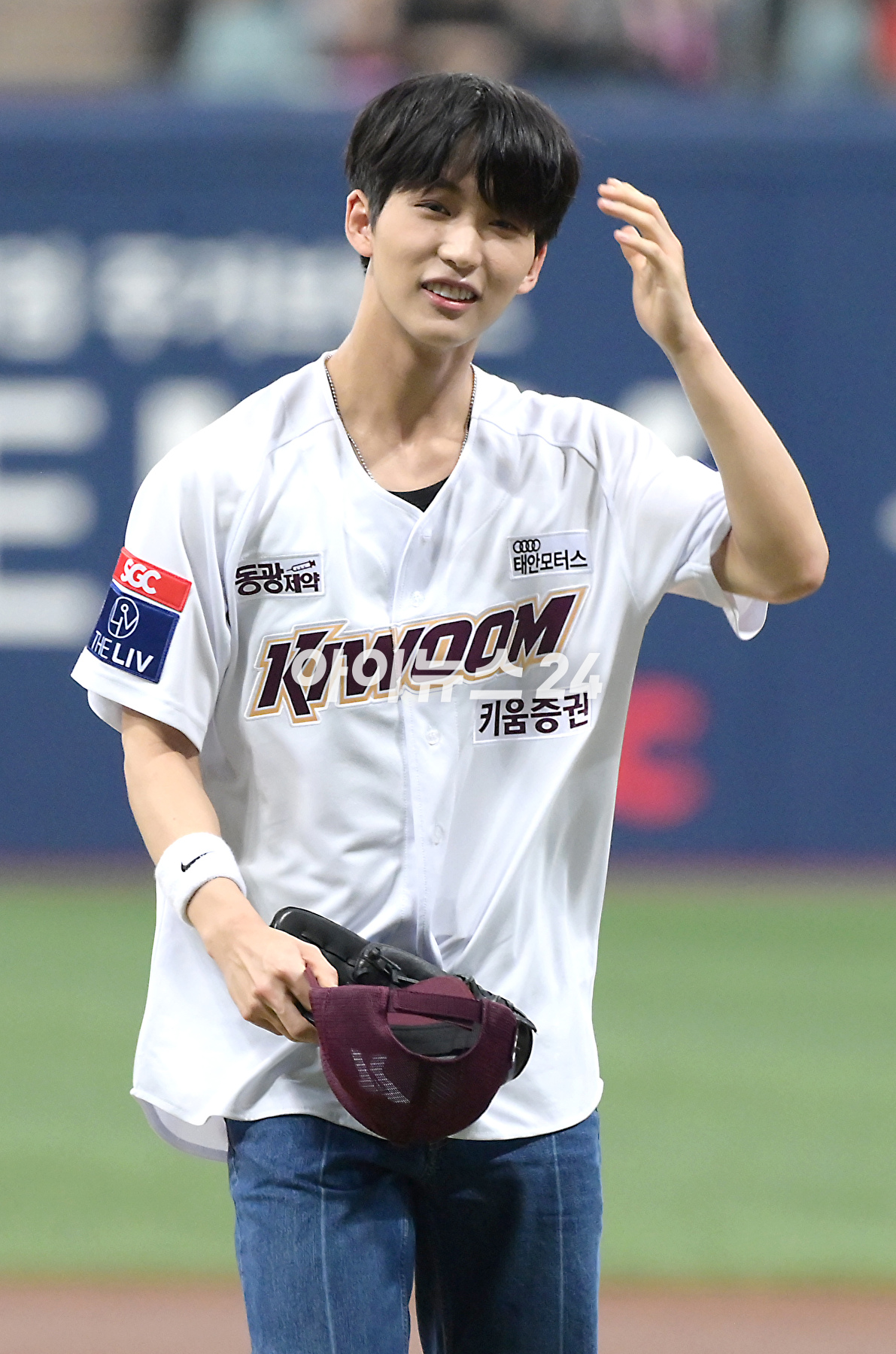 5일 오후 서울 고척스카이돔에서 열린 2023 KBO리그 NC 대 키움 경기에서 그룹 TNX(더뉴식스) 은휘가 시구를 선보이고 있다. [사진=정소희 기자]