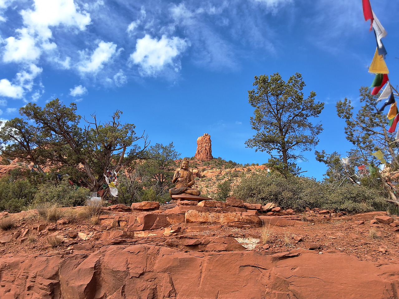 세도나 아미타바 스투파 근처의 불상과 붉은 바위 풍경