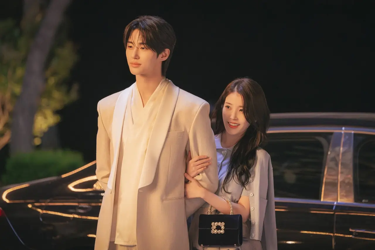 21세기 대군부인 등장인물 이안대군과 성희주가 팔짱을 끼고 있는 모습