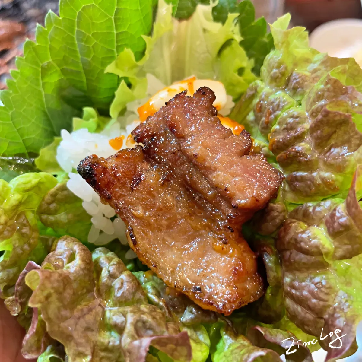 돼지본갈비를 밥과 함께 쌈을 싸서 먹는 모습