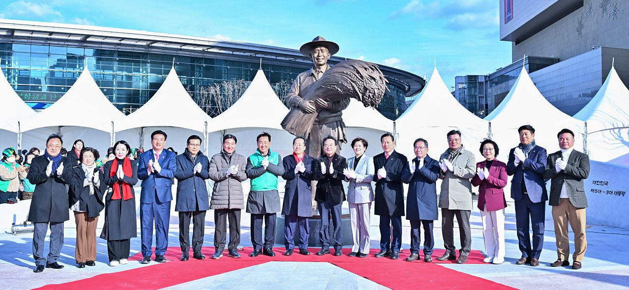 동대구역 박정희 광장 박정희 대통령 동상 제막식, 대구시