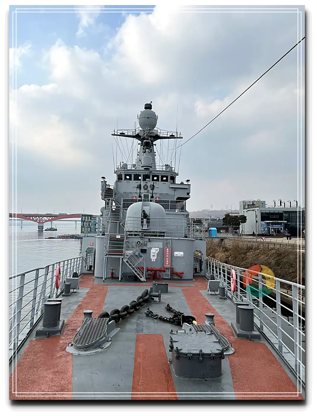 서울함공원_서울함-갑판-앞쪽-파란하늘-대포-한강-다리