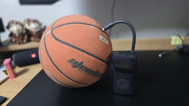 샤오미 공기주입기를 사용해 자전거 타이어에 공기를 주입하는 모습. 실외에서 간편하게 사용 중