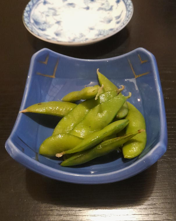 일본의 완두콩찜이 테이블 위에 있다.