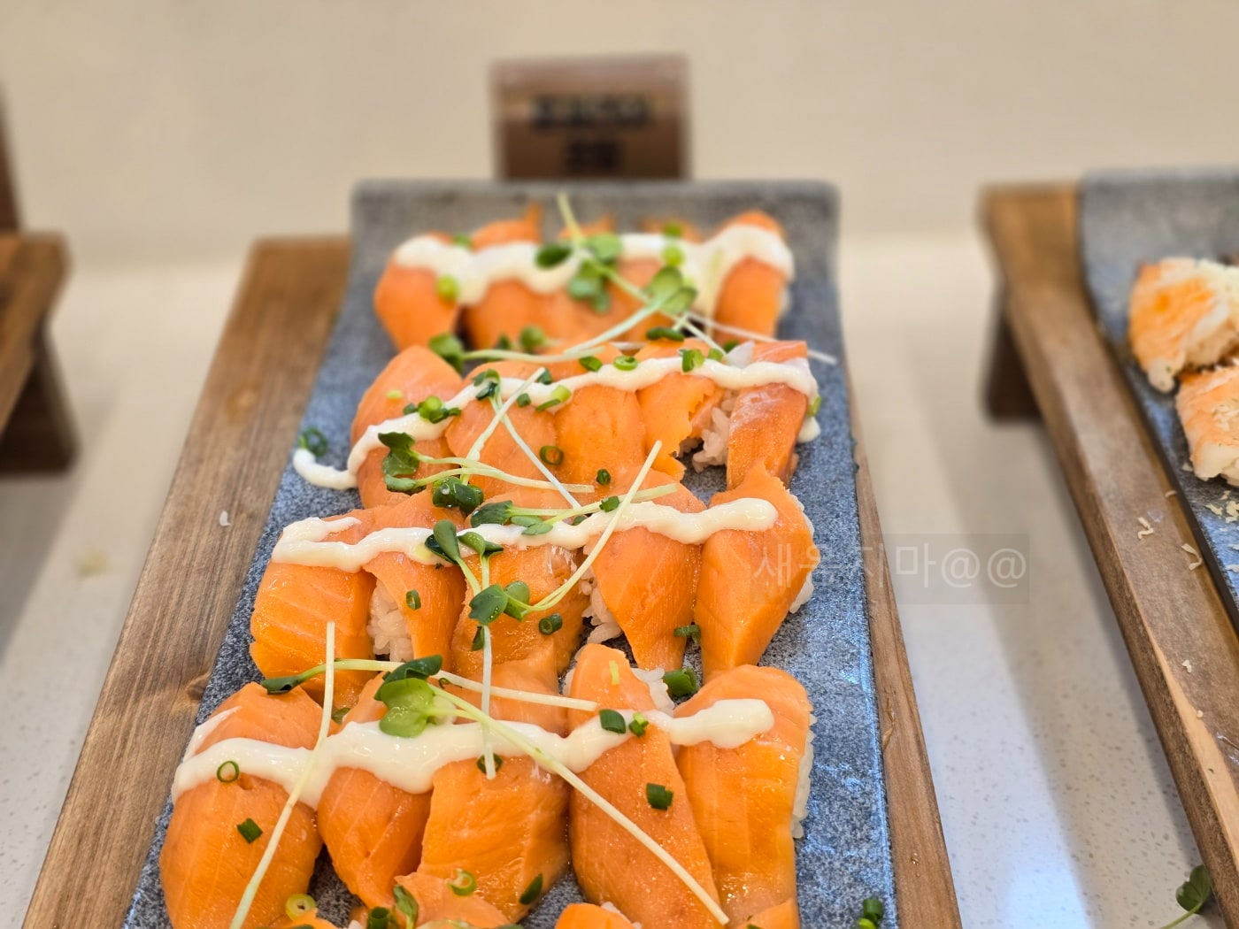 소스있는-연어초밥