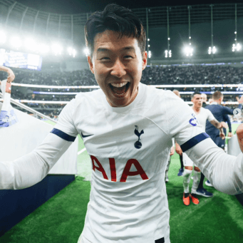 골인 후 카메라를 보며 환호하는 손흥민