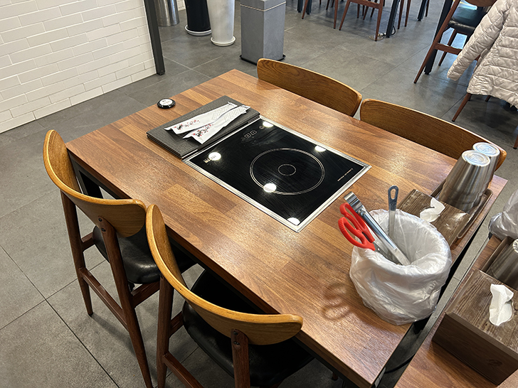 먹쉬돈나-테이블