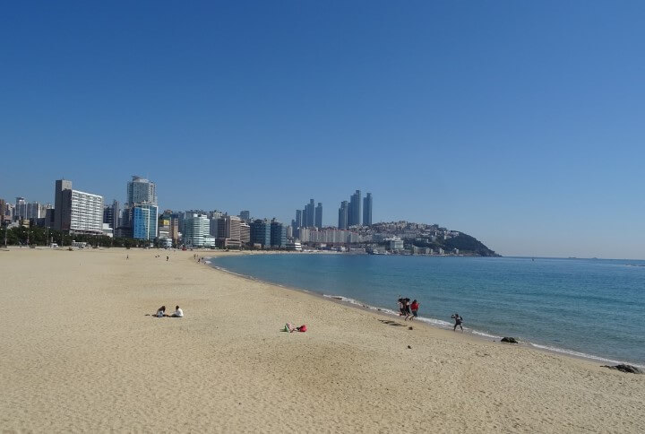 부산 해운대는 영화 <해운대>와 <클래식> 등 감성적인 한국영화의 촬영지로 유명한 장소입니다.
영화 촬영지 여행 코스로도 인기가 많습니다.