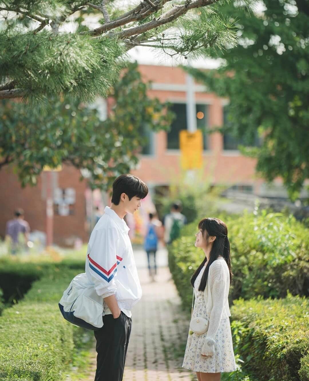 남배우를보고-활짝웃는-여배우와-그런여배우를-무심하게-바라보는-남배우