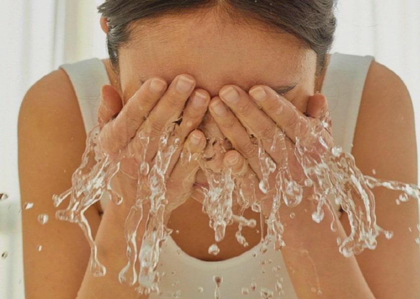 차가운-물로-얼굴을-씻기