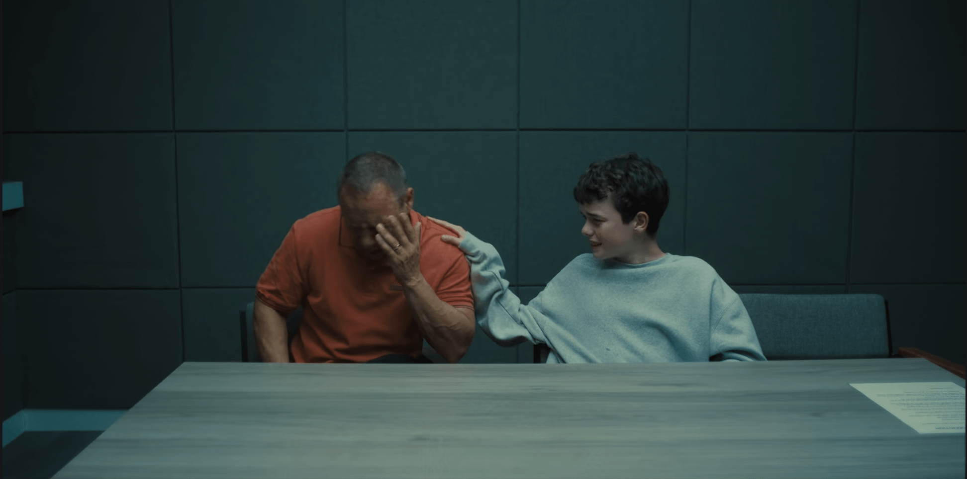 경찰에 체포된 제이미가 아버지에게 자신의 결백을 주장하며 어깨에 손을 올리는 모습