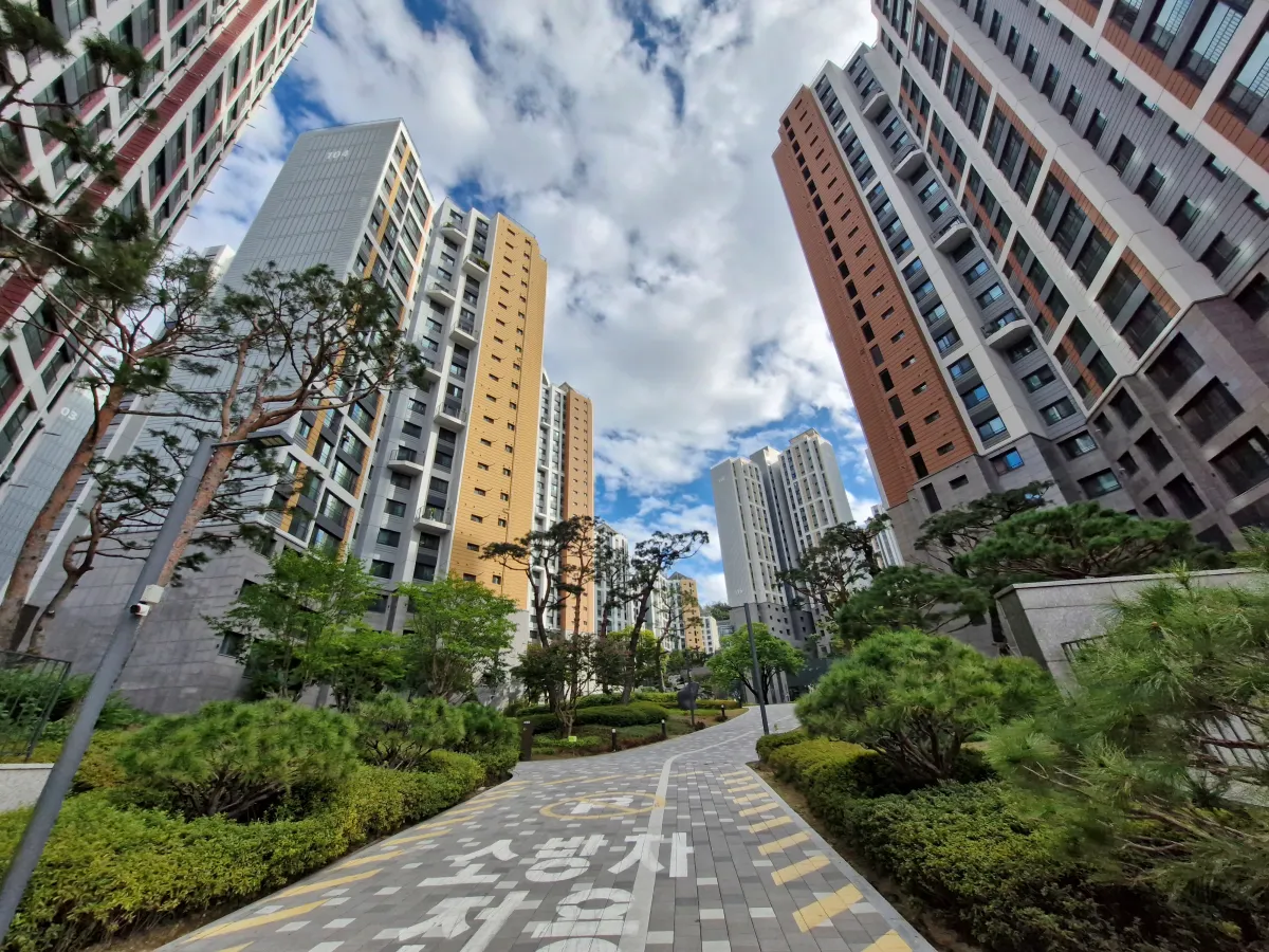 가운데-소방차길을-두고-양쪽으로-지어져-있는-신축아파트
