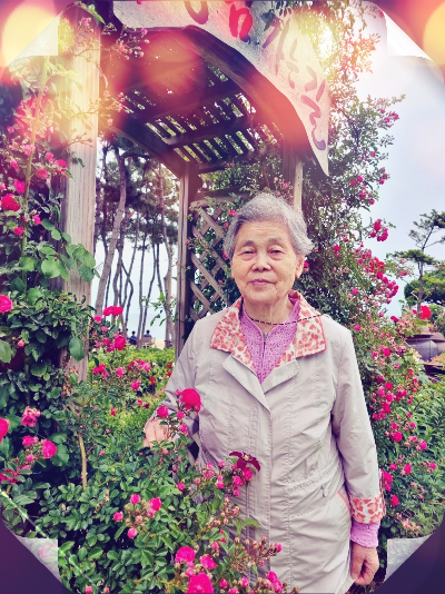 장미꽃밭에서 사진을 찍던 엄마