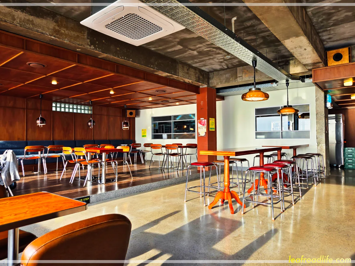 프릳츠-카페-제주-성산점-테이블과-의자