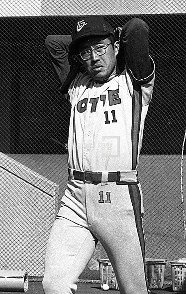 공을 던지는 최동원 선수의 모습