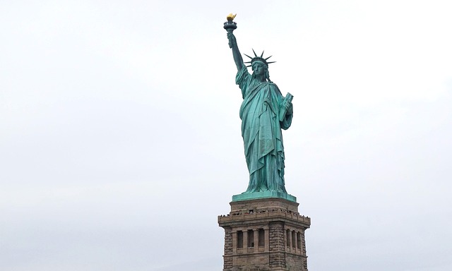 자유의 여신상은 미국으로 오는 이민자들에게 “자유”와 “새로운 시작”을 상징하는 대표적인 상징물이 되었습니다.
특히 19세기 후반부터 20세기 초반 사이, 수많은 유럽 이민자들이 배를 타고 엘리스 섬(Ellis Island)을 통해 미국에 입국할 때 가장 먼저 보게 되는 것이 바로 이 자유의 여신상이었습니다. 이 때문에 자유의 여신상은 ‘신대륙에 도착한 첫 희망의 불빛’으로 불리며, 미국의 개방성과 이민의 이상을 나타내는 상징이 되었습니다.
자유의 여신상이 들고 있는 횃불은 “자유의 빛”, 발밑에 있는 부서진 족쇄는 “억압으로부터의 해방”, 왼손에 든 책은 독립기념일인 “1776년 7월 4일”을 기록하고 있어, 전체적으로 미국의 자유, 민주주의, 그리고 새로운 삶에 대한 꿈을 표현하고 있습니다.