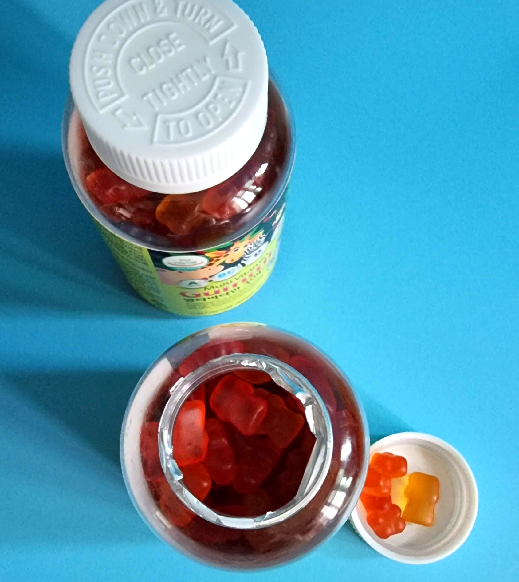 어린이 멀티비타민제 내용물을 살펴보고 있음