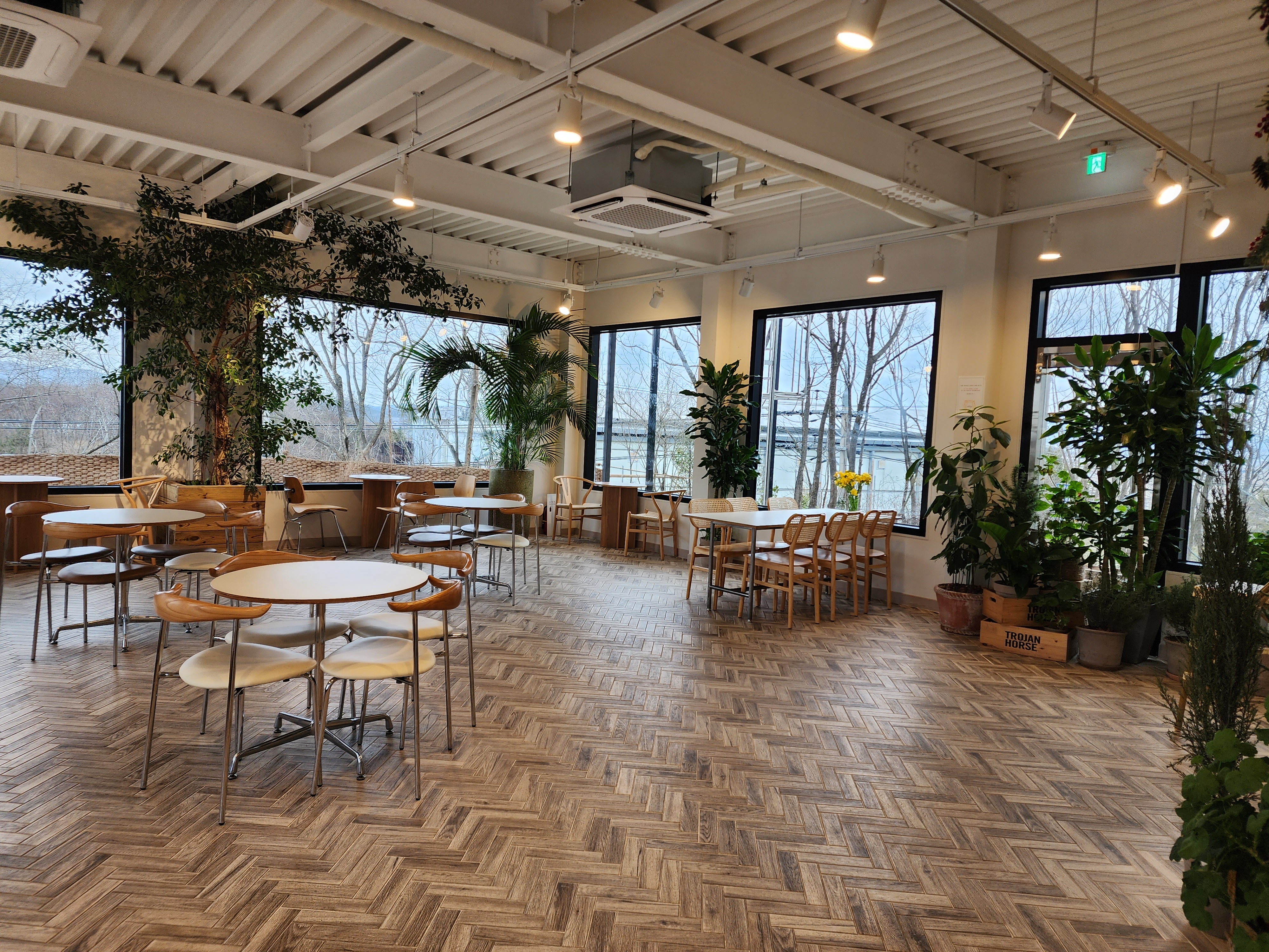 카페 인루트 1층