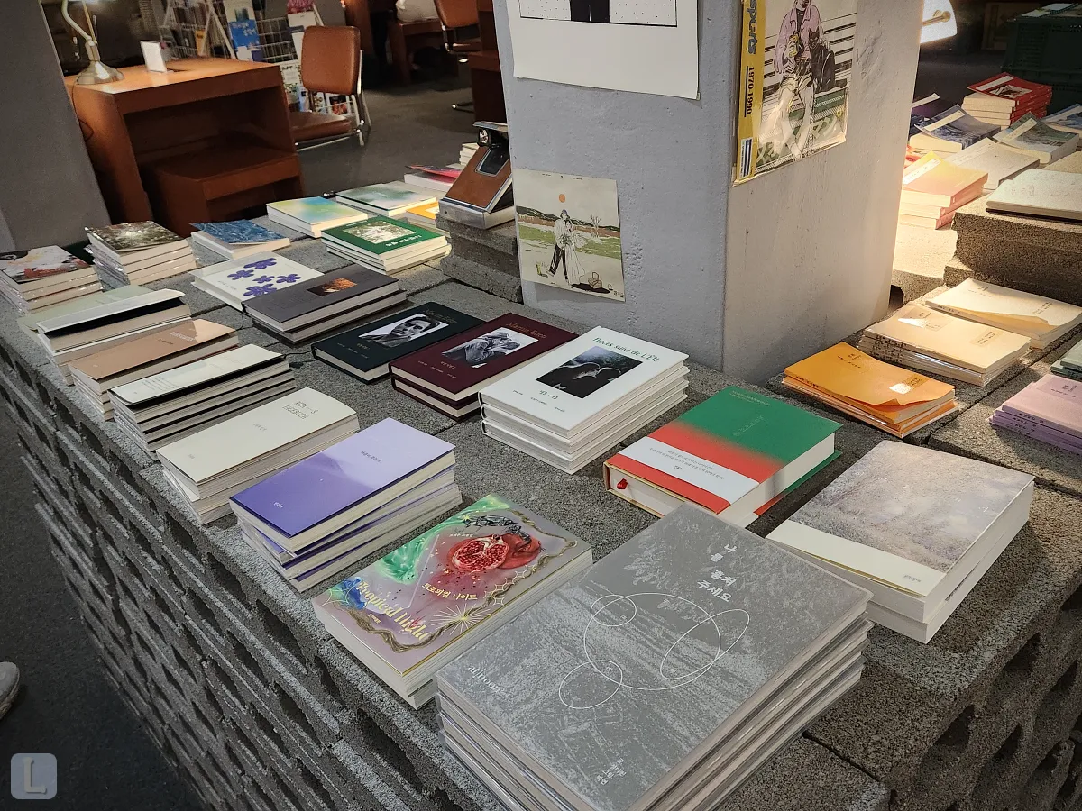 대구-동구-독립서점-심플책방-내부-벽돌-위에-책들