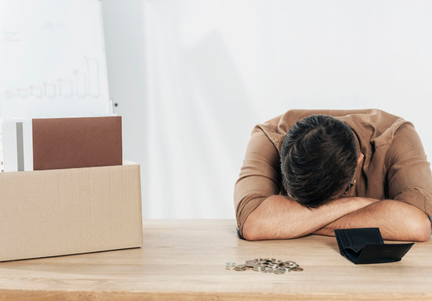 비자발적 퇴사와 실업 상태를 상징하는 직장인 이미지