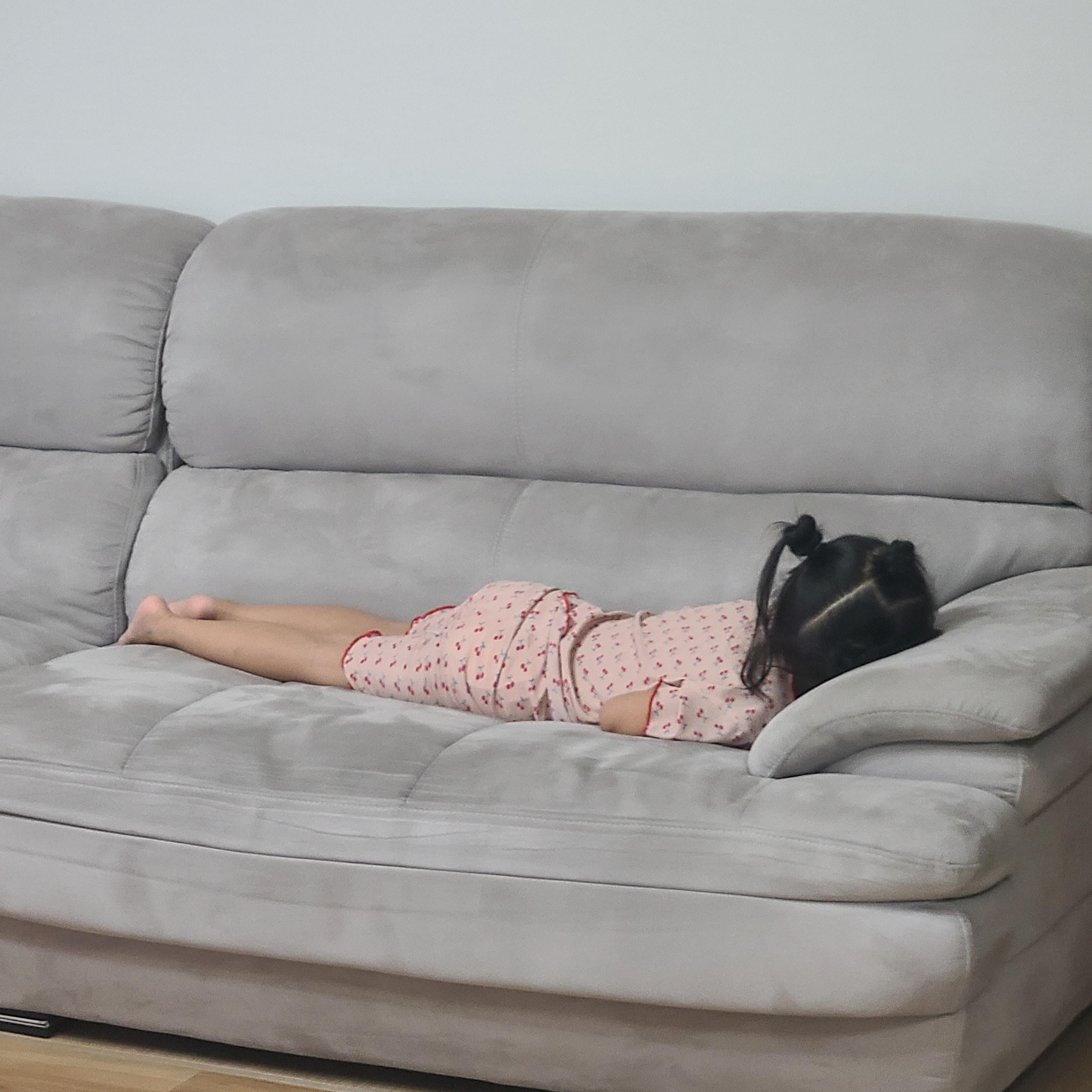 옷만 갈아입고 피곤에 지쳐 쓰러진 모습