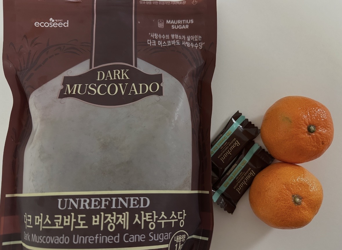 다양한 종류의 단 음식들: 과일, 초콜릿, 설탕