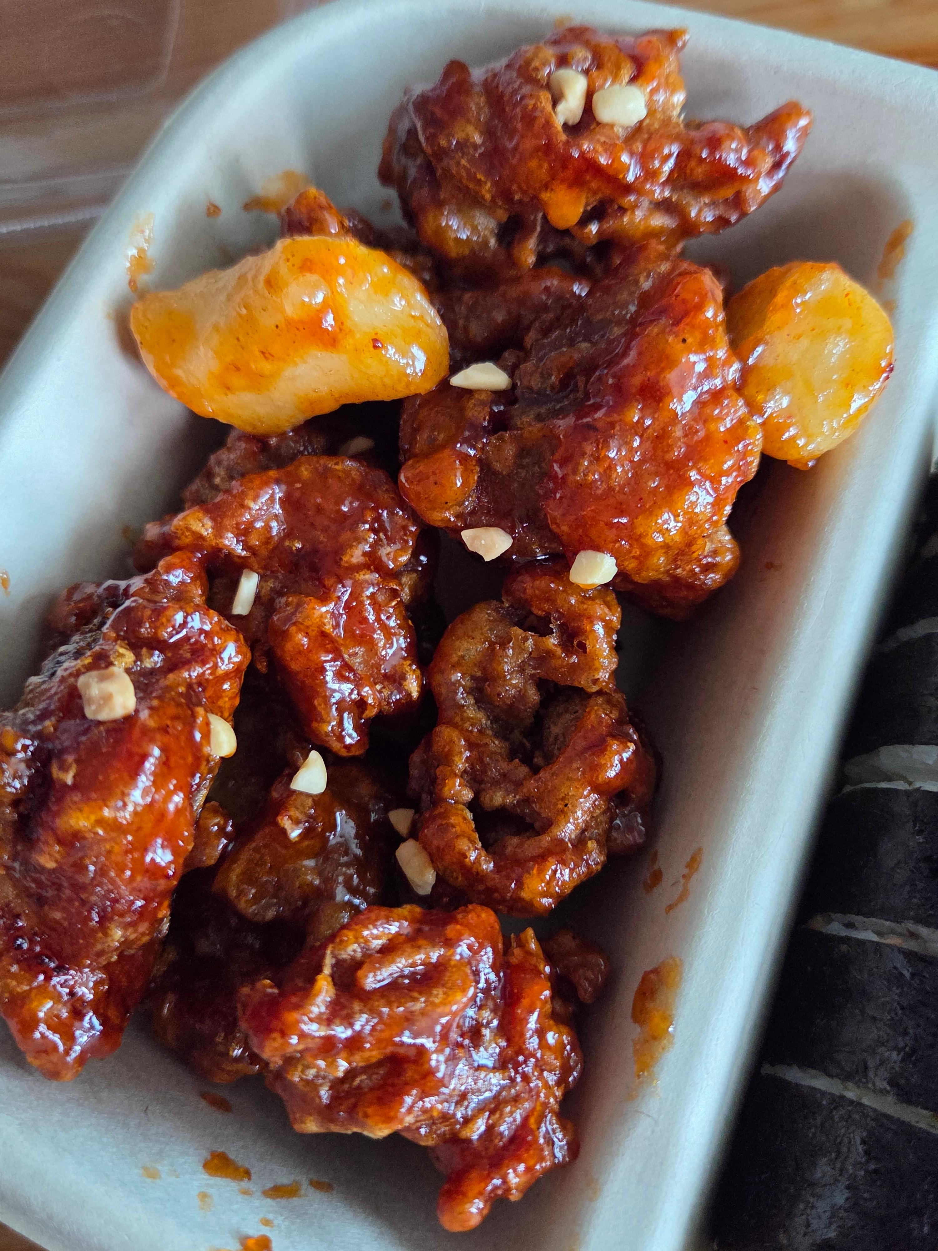 달콤한 양념이 입혀진 닭강정 근접 사진