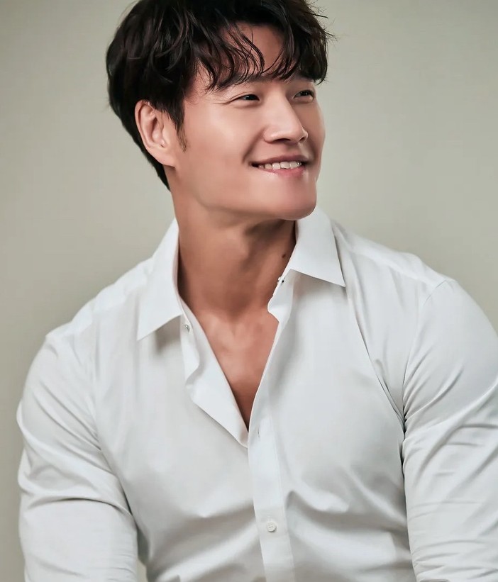 김종국-결혼-발표-김종국이-하얀-셔츠를-입고-미소를-짓고-있다.