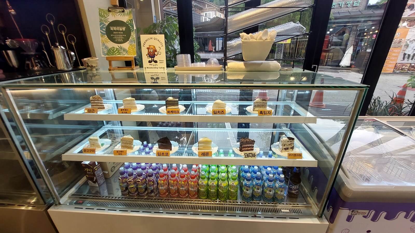 판매하는 음료 진열대 사진