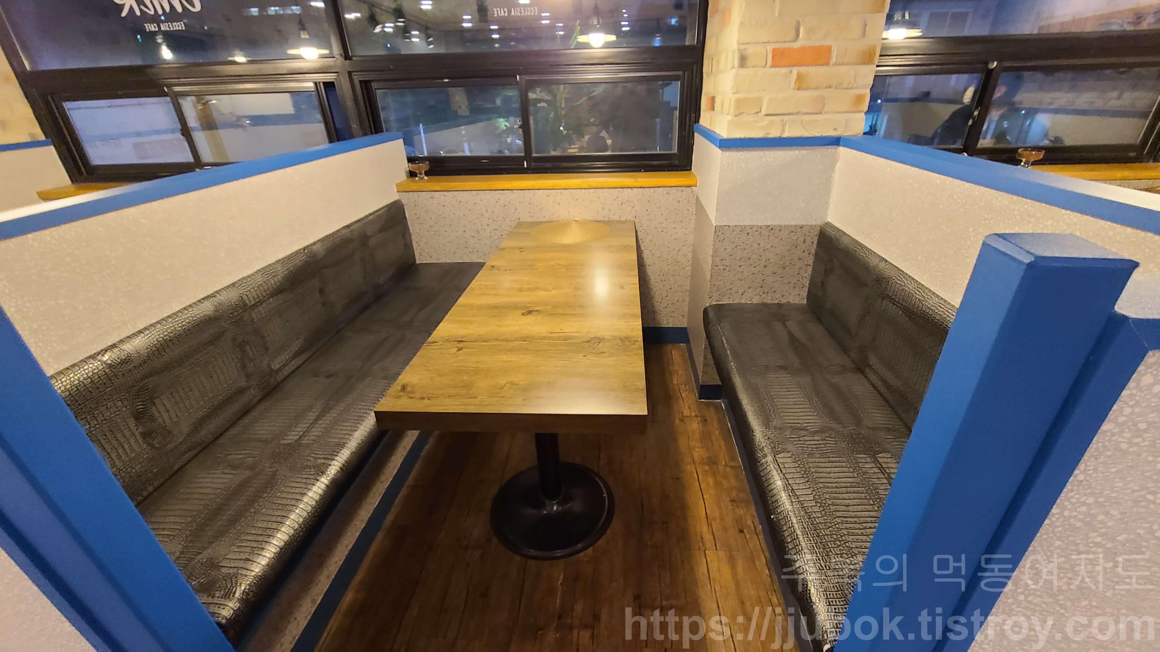 오멜-에클레시아-카페-테이블