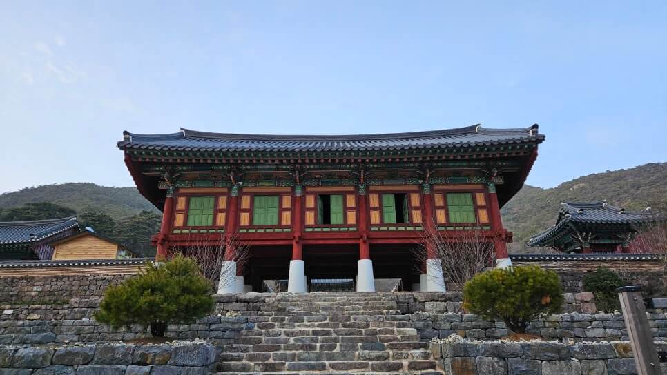 부안 개암사 : 울금바위의 전설과 보물 대웅보전의 예술미를 찾아서