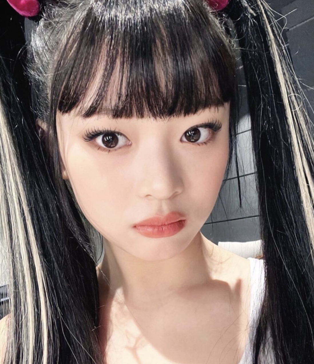 뉴진스 하니 양갈래 셀카2