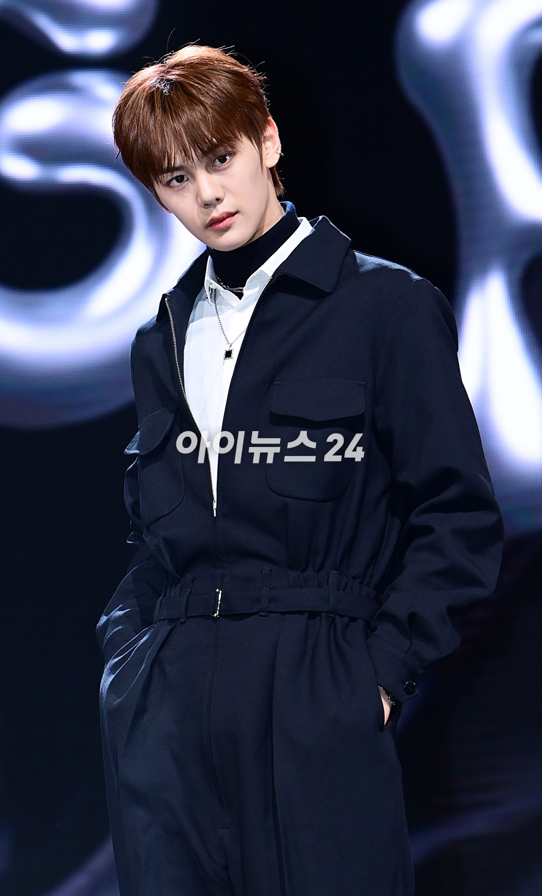 그룹 제로베이스원 김규빈이 5일 오후 서울 광진구 예스24라이브홀에서 열린 제로베이스원(ZEROBASEONE) 두 번째 미니앨범 &#39;멜팅 포인트&#39;(Melting Point) 발매 기념 쇼케이스에서 포토타임을 갖고 있다. [사진=정소희 기자]