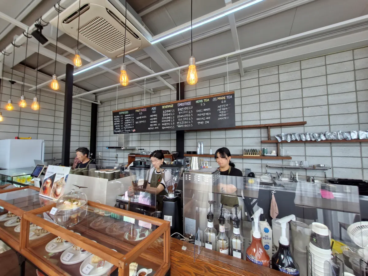 카페-내부-주문을-받고있는-직원-3명