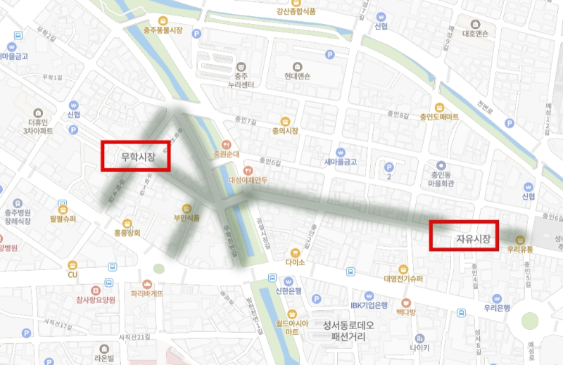 무학시장과 자유시장이 지도 위에 표시되어 있다.