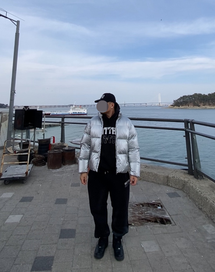 데일리룩('26. 3. 8.)엠엘비 뉴에라 MLB Q핏 볼캡, 무신사스탠다드 메탈릭실버 숏패딩 점퍼, 갓디스 오버핏 후드티, 갓디스 오버핏 트레이닝팬츠, 나이키 덩크하이 올블랙