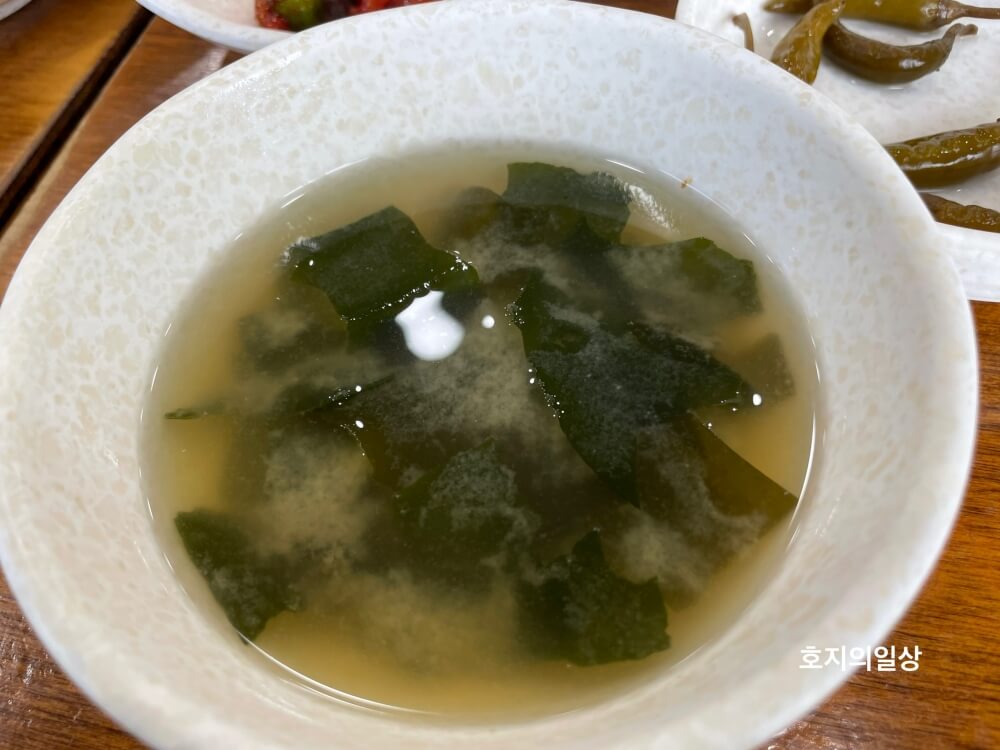 제주 구좌 전복 맛집 명진전복 - 기본찬 미소 미역국