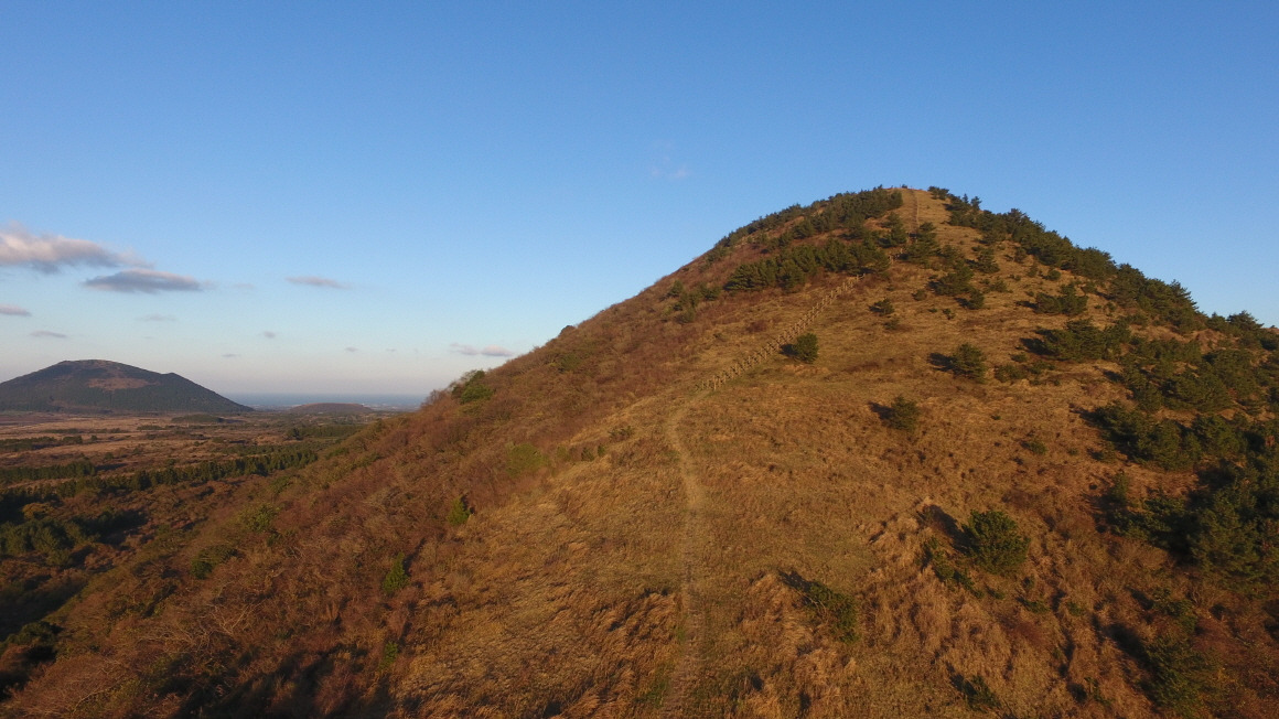 동검은이오름 등산로
