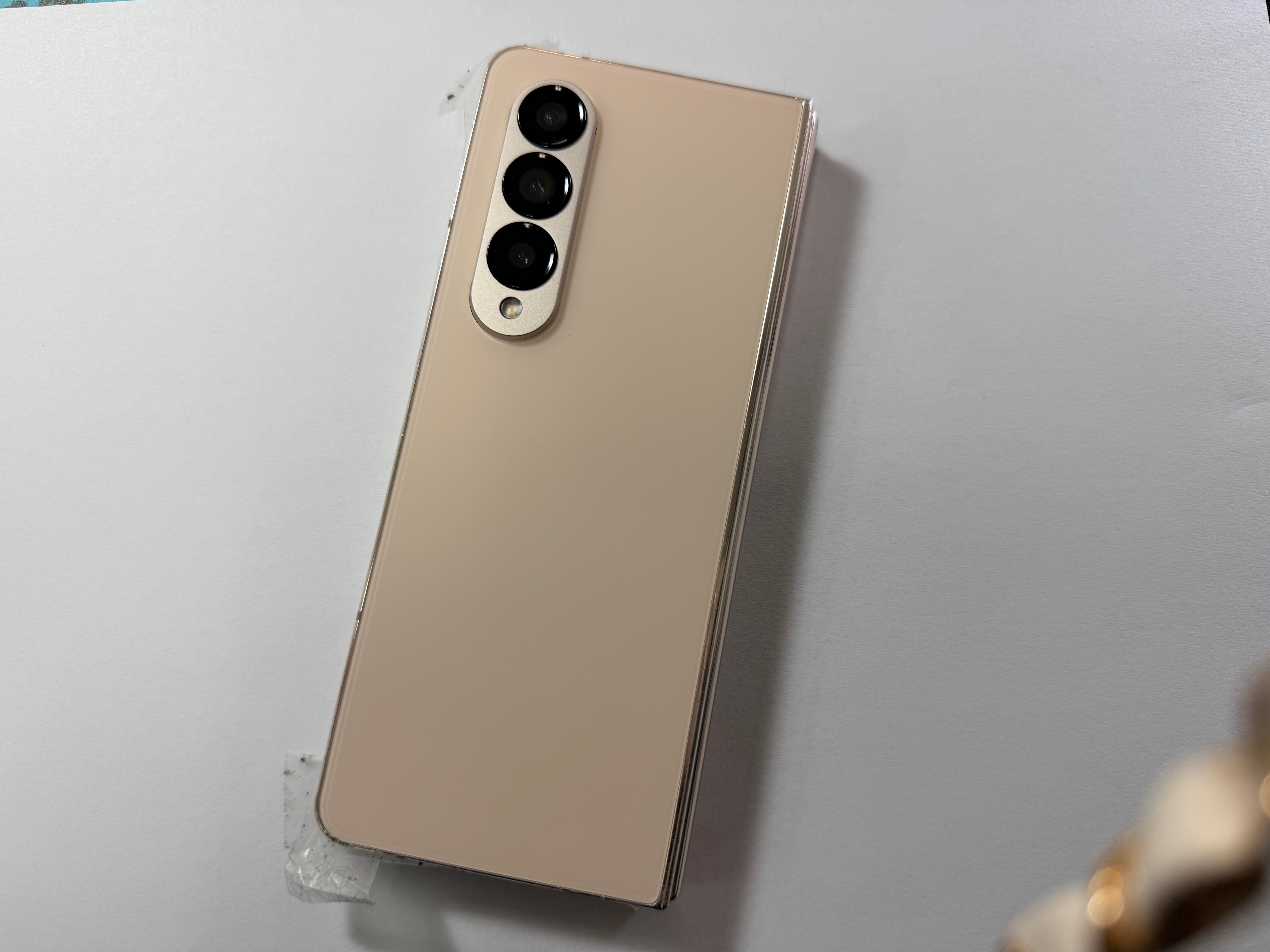 폴드4 외부 뒤판 수리된 모습