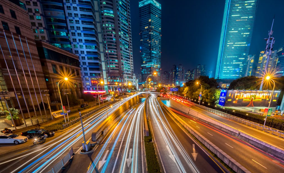 야간 도로와 건축물