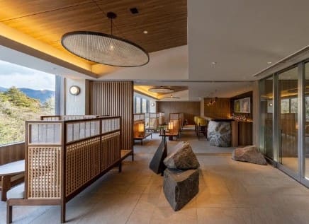 돌이 마치 예술작품처럼 건물 안에 비치되어 있다.