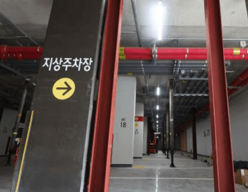 아파트 지하 주차장 모습