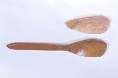 뼈로 만든 각종 공예품들(조각품&amp;#44; 뼈숟가락&amp;#44; 뼈피리)