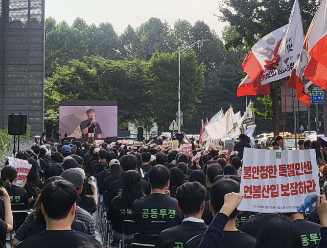 민주노총 화섬식품노조 네이버지회가 27일 성남시 분당구 네이버 본사 앞에서 집회를 열고 손자회사 6곳 직원들의 처우 개선에 네이버가 직접 나설 것을 촉구하고 있다.