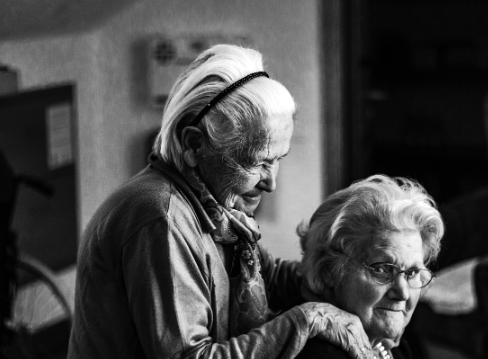 노년기 기술 활용법: 스마트폰, 인터넷을 통한 소통과 정보 습득