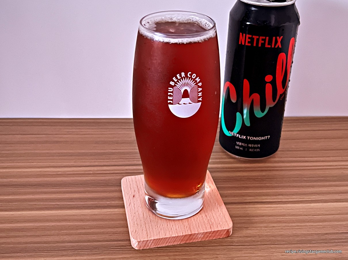 넷플릭스 제주라거 Chill (NETFLIX JEJU Lager Chill)를 한잔 따라 놓은 사진