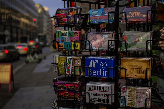 옛날 여행 기념품: 나무 이름표부터 돌로 만든 열쇠고리까지